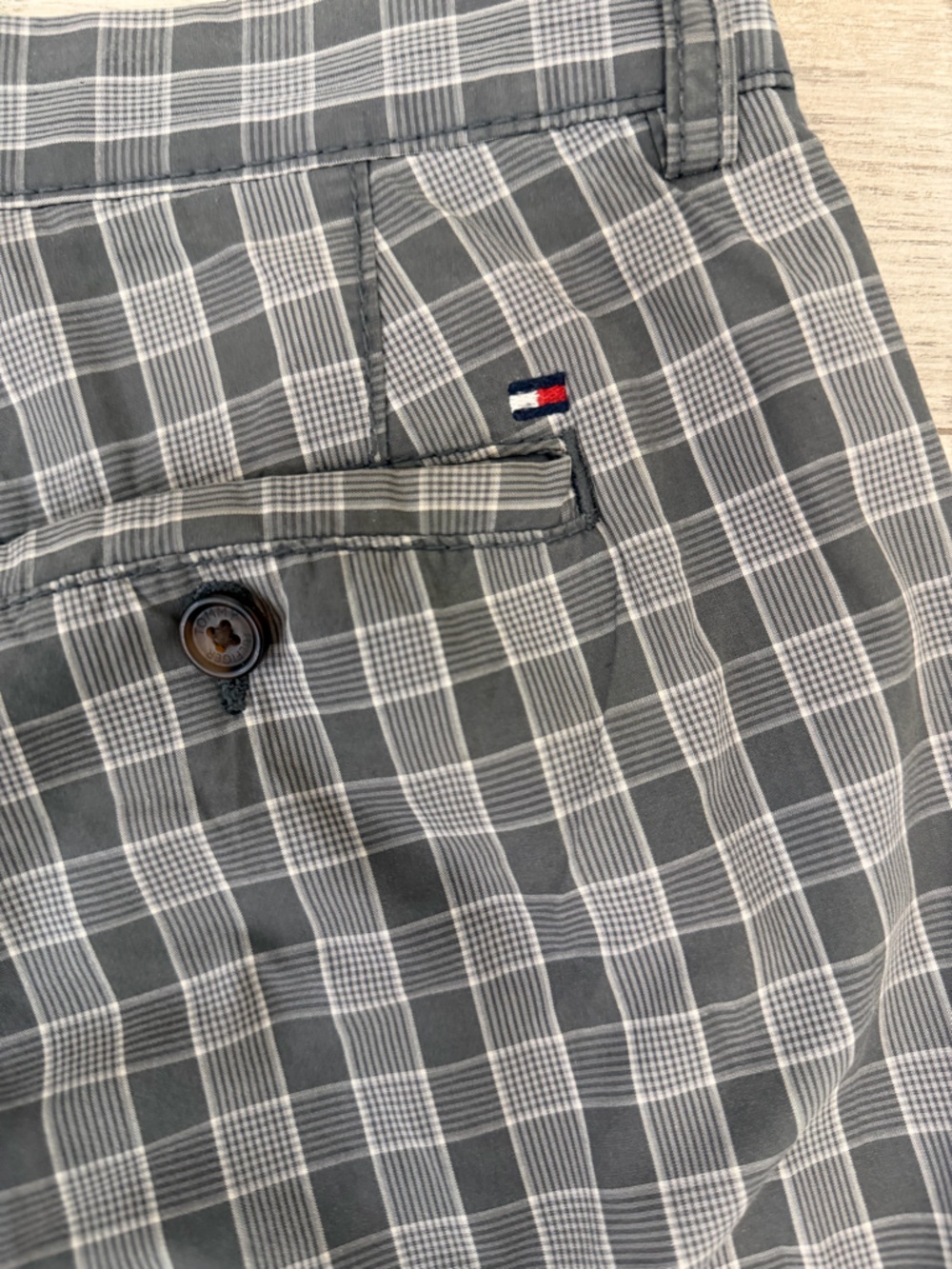 Tommy Hilfiger Men’s Gray Plaid Flat Front Shorts - Picture 4 of 4